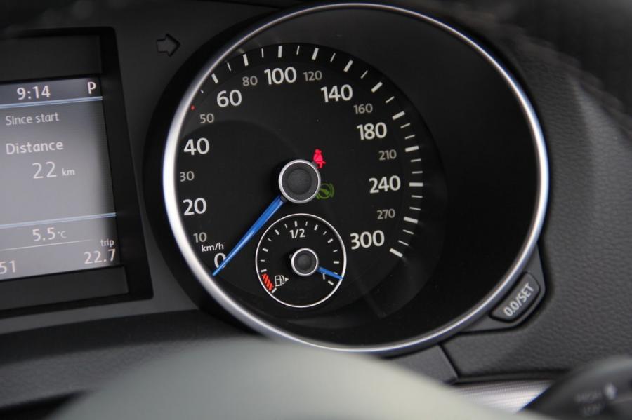  Volkswagen Golf R White Cabriolet 2013 года  (фото 18 из 45)
